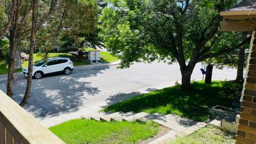 Canyon Meadows Bed & Breakfast | Cozy basement modern suite-溫馨小屋 parking kt