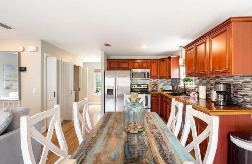 Freeport House | Cozy Bay Retreat - 2BR & Rooftop Views