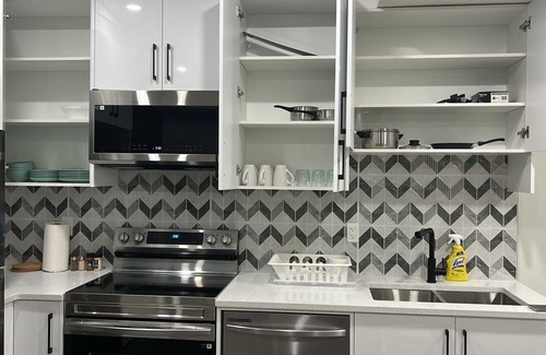 Evanston House | Cozy Brand-new 2-bedroom Basement with Lounge, Kitchen & Wifi