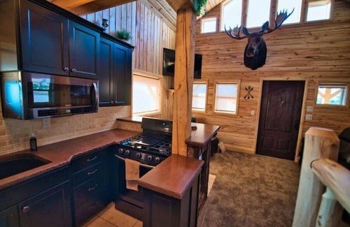 Monroe Cabin | COZY Cabin for Couple Getaways-4 min to Hot Springs-Central to Utah's Mighty 5
