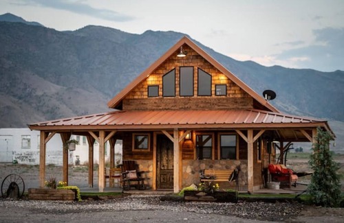 Monroe Cabin | COZY Cabin for Couple Getaways-4 min to Hot Springs-Central to Utah's Mighty 5
