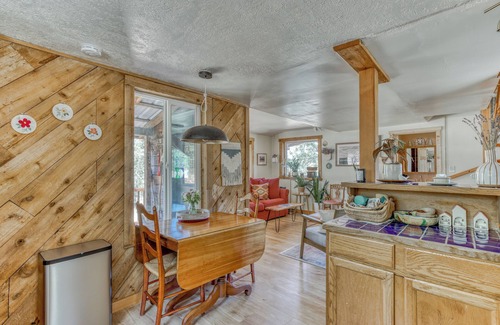 The Dalles Cabin | Cozy Cabin "Hygge" Getaway- Explore the Gorge