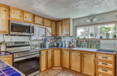 The Dalles Cabin | Cozy Cabin "Hygge" Getaway- Explore the Gorge