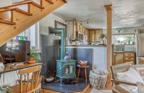 The Dalles Cabin | Cozy Cabin "Hygge" Getaway- Explore the Gorge