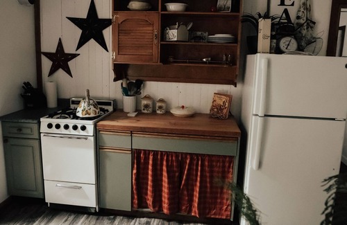 Lake Cowichan Cottage | Cozy Cabin Nestled in the Woods