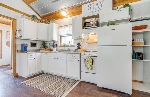 Paluxy Cabin | Cozy Cabin on Private Ranch- King Suite, Fire Pit, Hiking, Fishing