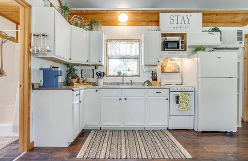 Paluxy Cabin | Cozy Cabin on Private Ranch- King Suite, Fire Pit, Hiking, Fishing