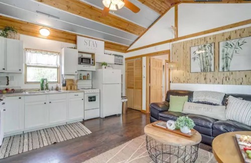 Paluxy Cabin | Cozy Cabin on Private Ranch- King Suite, Fire Pit, Hiking, Fishing