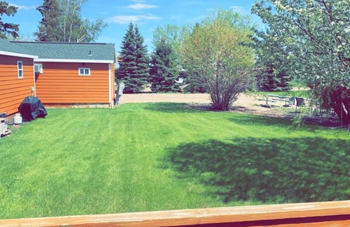Napoleon Cabin | Cozy cabin. Sleeps 5-7. Includes a kitchenette, Wi-Fi and an outdoor area!
