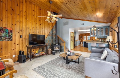 Idyllwild House | Cozy Cabin in Idyllwild with romantic Mountain Views—and a game room! Sleeps 10