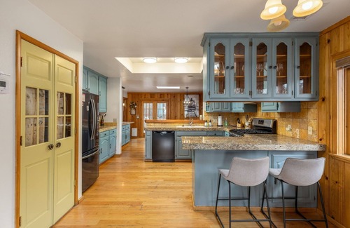 Idyllwild House | Cozy Cabin in Idyllwild with romantic Mountain Views—and a game room! Sleeps 10