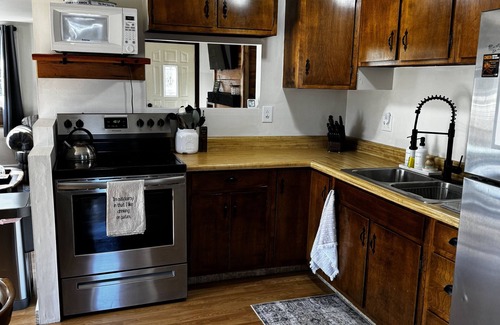 Amberg Cabin | Cozy cabin, Wi-Fi, on ATV trails in the ❤️ of the waterfall capital, dogs welcome