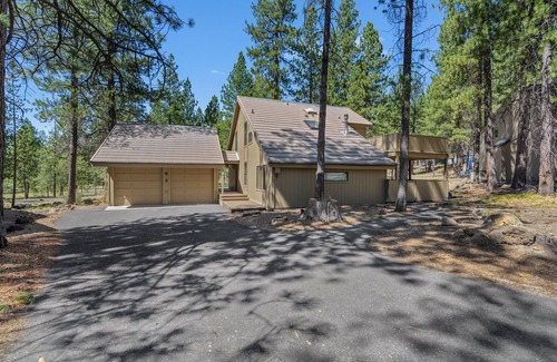 Overlook Park House | Cozy Cabin with Hot Tub, SHARC Passes, Large Deck, Double Living Rooms!