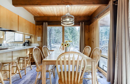 Overlook Park Cabin | Cozy cabin with three decks, EV charger, & SHARC Passes - dog-friendly
