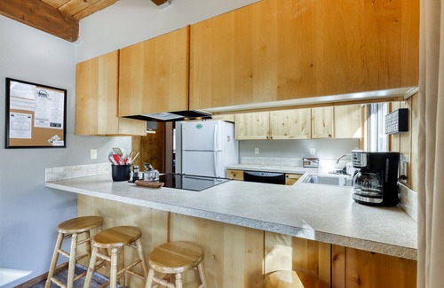 Overlook Park Cabin | Cozy cabin with three decks, EV charger, & SHARC Passes - dog-friendly