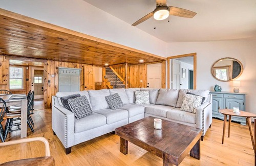 Hydeville House | Cozy Castleton Cabin with Fire Pit and Water Access!
