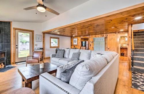 Hydeville House | Cozy Castleton Cabin with Fire Pit and Water Access!