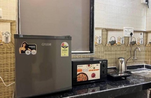 Khar Apartment | Cozy Central 1BHK in Bandra W