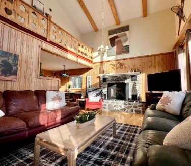Montgomery Center House | Cozy Chalet at Jay Peak