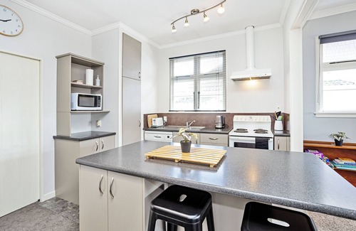 Invercargill House | Cozy City Cottage