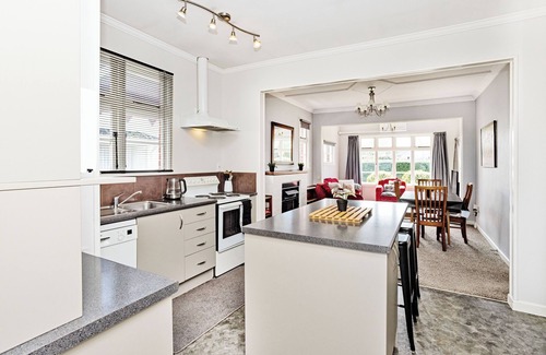 Invercargill House | Cozy City Cottage