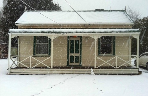 Raetihi House | Cozy Classic Holiday Cottage