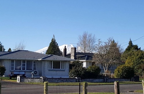 Raetihi House | Cozy Classic Holiday Cottage