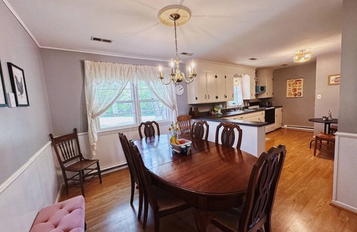 Ruther Glen House | Cozy & Colorful 3BR Cottage near I-95, Kings Dominion, Richmond, Family Friendly