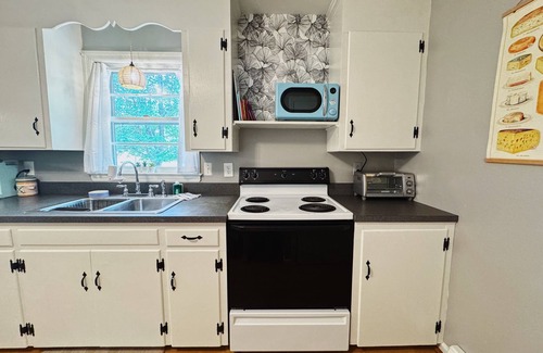 Ruther Glen House | Cozy & Colorful 3BR Cottage near I-95, Kings Dominion, Richmond, Family Friendly