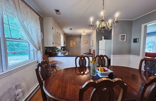 Ruther Glen House | Cozy & Colorful 3BR Cottage near I-95, Kings Dominion, Richmond, Family Friendly