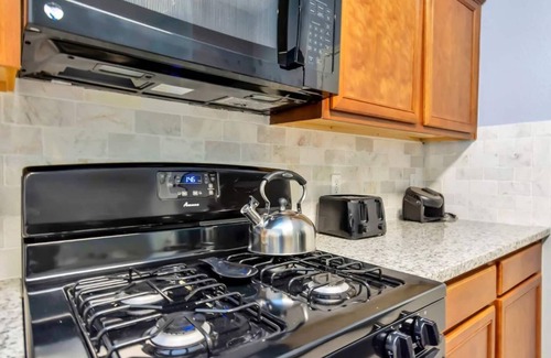 Clodine House | COZY COMFY 2BD 2BTH TOWNHOUSE ENERGY CORRIDOR - SUGARLAND