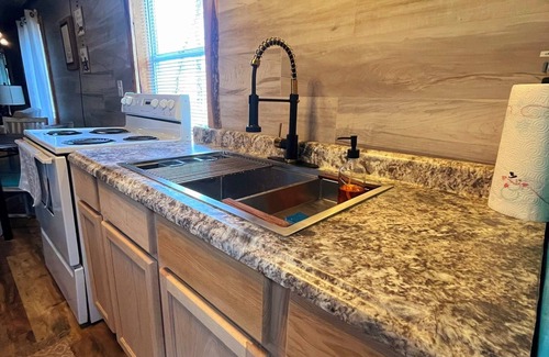 Cub Run Cottage | Cozy Cottage Close To Mammoth Cave. Boat Ramp, Master Suite, Pergola. Serene.