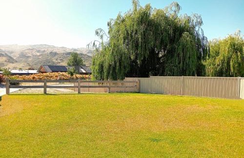 Lowburn House | Cozy Cottage on Begg Lane
