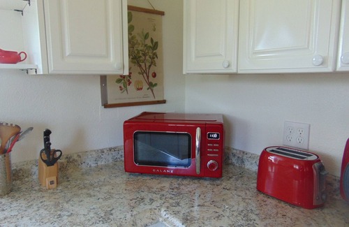 Canby Cabin | Cozy Cottage on family hazelnut farm in beautiful Willamette Valley