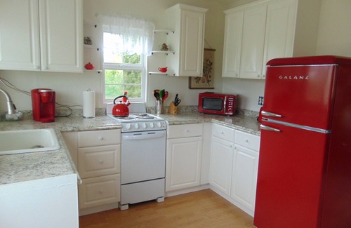 Canby Cabin | Cozy Cottage on family hazelnut farm in beautiful Willamette Valley