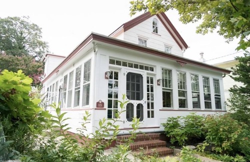 Village Green House | Cozy cottage on iconic tree lined Washington Street
