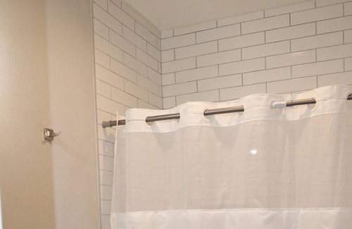 Zavalla Cottage | Cozy cottage situated on 8 acres of private property- 5 minutes from the lake!