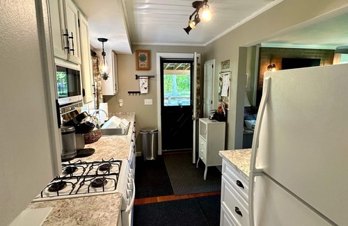 Waterport Cottage | Cozy cottage with direct river access - perfect for fishing or weekend escape