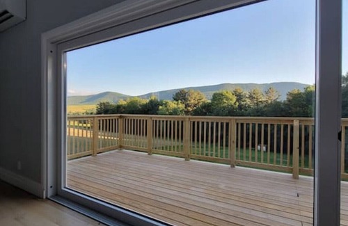 Stamford House | COZY COTTAGE WITH MOUNTAIN VIEW AT LAKEFRONT LOT