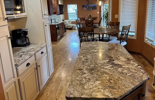 Redlands House | COZY COUNTRY HOME, close to trails and scenic views of the Grand Valley!