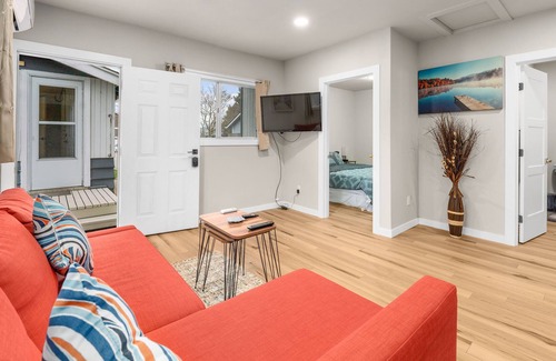 Bryn Mawr-Skyway House | Cozy Detached New Unit-King Bed - 18 Mins to Airport and DT