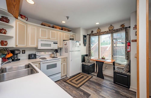 McHenry House | Cozy Dog Friendly End Unit w/Hot Tub & Fireplace