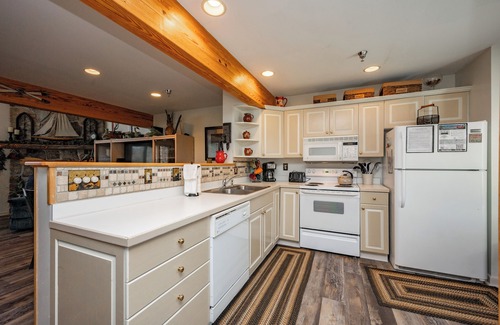 McHenry House | Cozy Dog Friendly End Unit w/Hot Tub & Fireplace