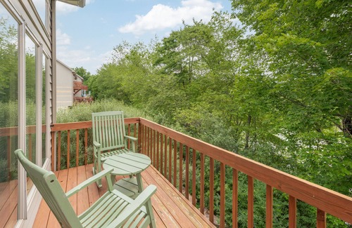 McHenry House | Cozy Dog Friendly End Unit w/Hot Tub & Fireplace