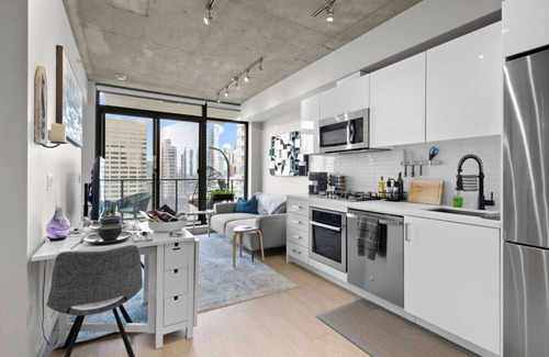 Connaught Apartment | Cozy DT Fantastic Amenities View Private Parking