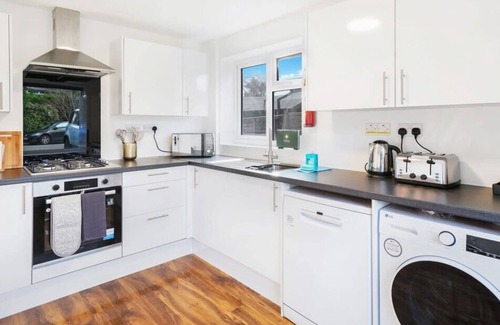 Rushmoor District House | Cozy Family Home | Pet-Friendly, Parking, Netflix