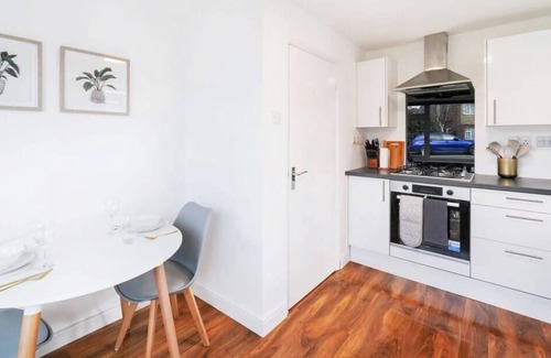 Rushmoor District House | Cozy Family Home | Pet-Friendly, Parking, Netflix