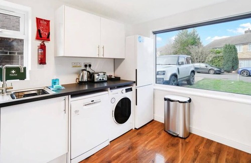 Rushmoor District House | Cozy Family Home | Pet-Friendly, Parking, Netflix