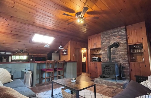 Thornton Cabin | Cozy, family-sized log cabin in NH White Mountains!