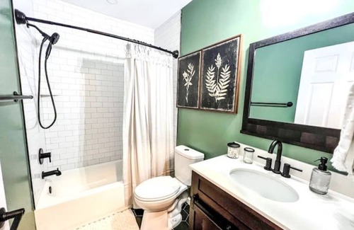 South Salisbury Other | Cozy Farmhouse Cottage close to town